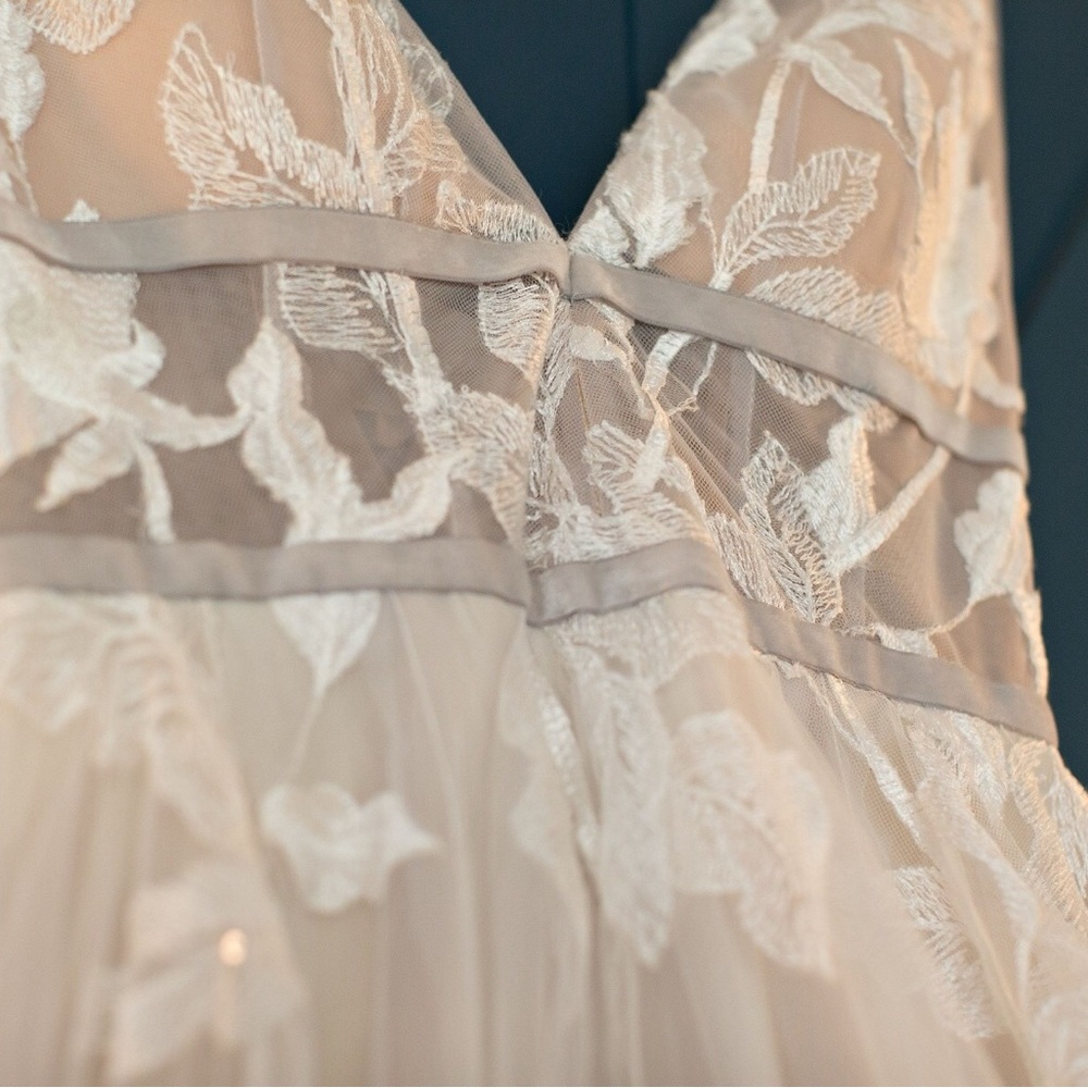 Elegant White Floral Gown - Picture 6 of 12